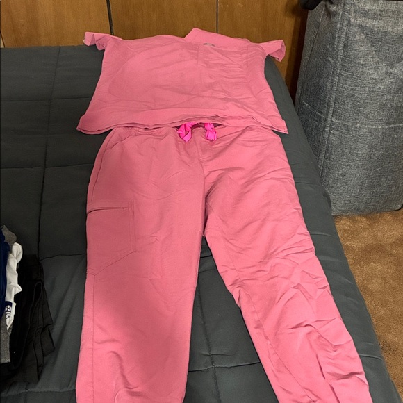Figs Women's Pink Scrub Set Figs top xsmall bottom pants small - Picture 1 of 2